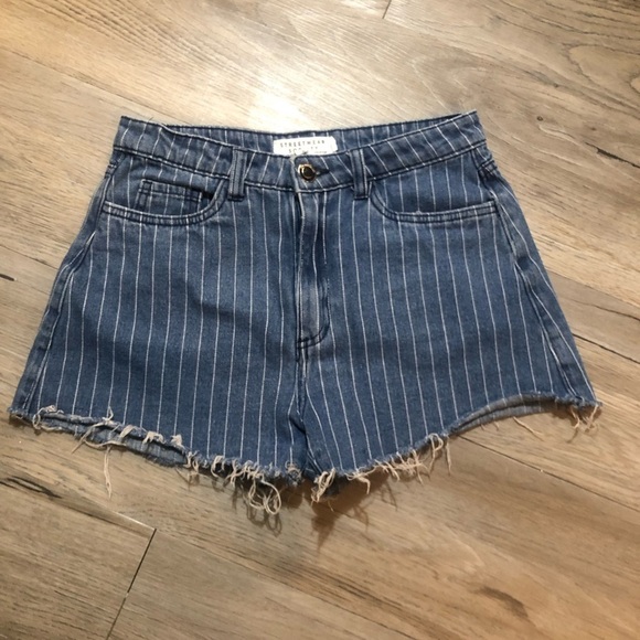 🔥SALE- Any 4/$20    Pinstripe Denim Short​ - Picture 1 of 4